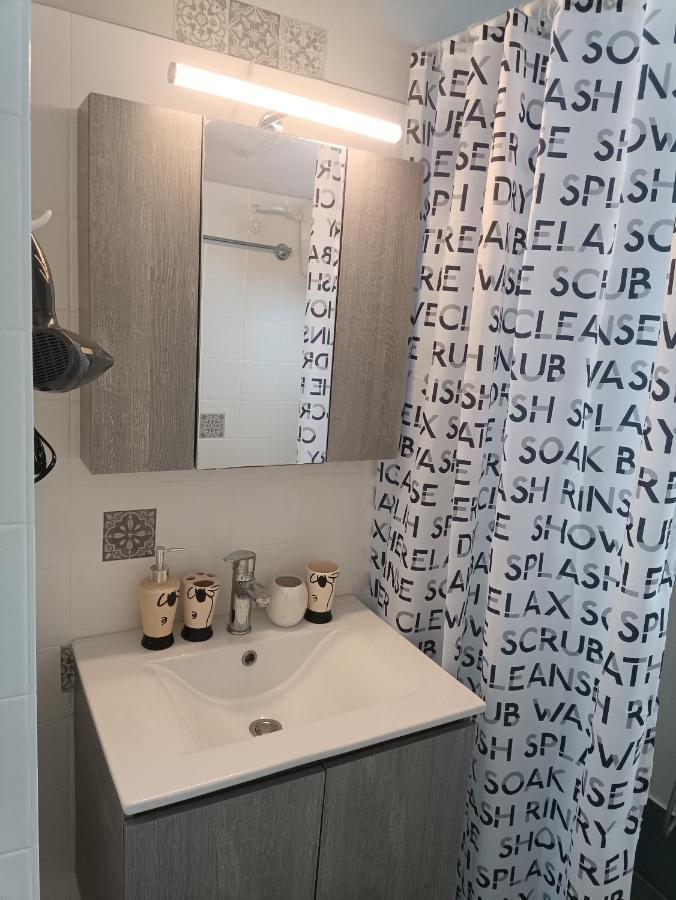 Meltemi Apartments Agia Marina  Dış mekan fotoğraf